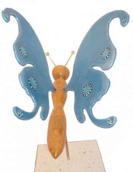 Borboleta azul eléctrica sobre uma escultura de madeira de suporte