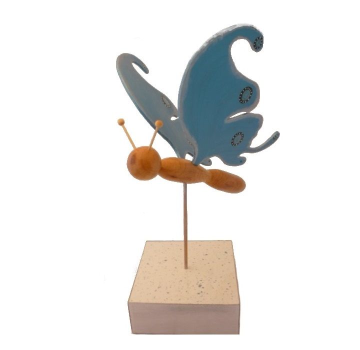 Borboleta azul eléctrica sobre uma escultura de madeira de suporte