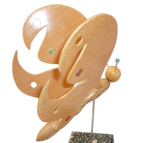 borboleta em faia, bordo e castanho sobre escultura em madeira de mármore italiano Terrazzo à base de escultura