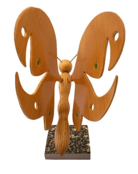 borboleta em faia, bordo e castanho sobre escultura em madeira de mármore italiano Terrazzo à base de escultura