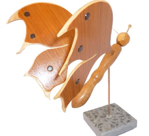 borboleta em sapiens, cerejeira e faia com um toque de ébano sobre uma escultura de madeira de mármore italiano Terrazzo à base de mármore