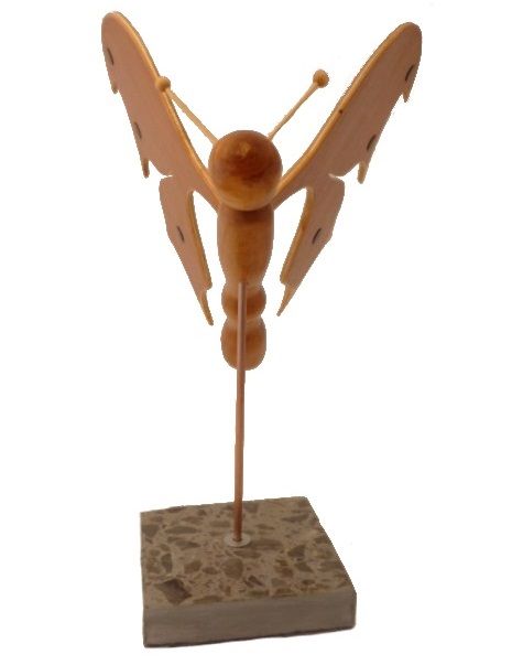 borboleta em sapiens, cerejeira e faia com um toque de ébano sobre uma escultura de madeira de mármore italiano Terrazzo à base de mármore