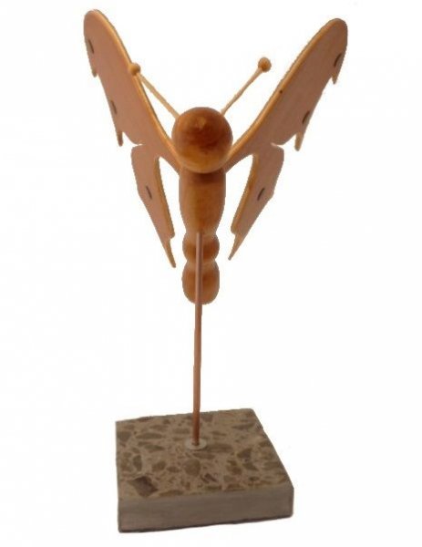 borboleta em sapiens, cerejeira e faia com um toque de ébano sobre uma escultura de madeira de mármore italiano Terrazzo à base de mármore