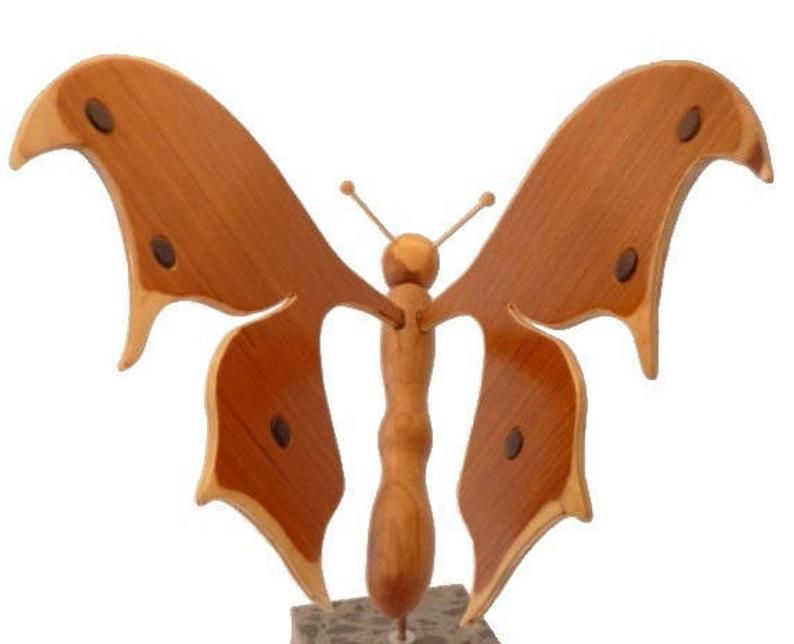 borboleta em sapiens, cerejeira e faia com um toque de ébano sobre uma escultura de madeira de mármore italiano Terrazzo à base de mármore