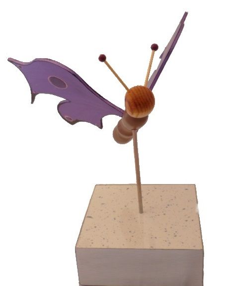 Borboleta roxa eléctrica sobre uma escultura de madeira de suporte