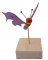 Borboleta roxa eléctrica sobre uma escultura de madeira de suporte