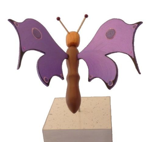 Borboleta roxa eléctrica sobre uma escultura de madeira de suporte