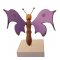 Borboleta roxa eléctrica sobre uma escultura de madeira de suporte
