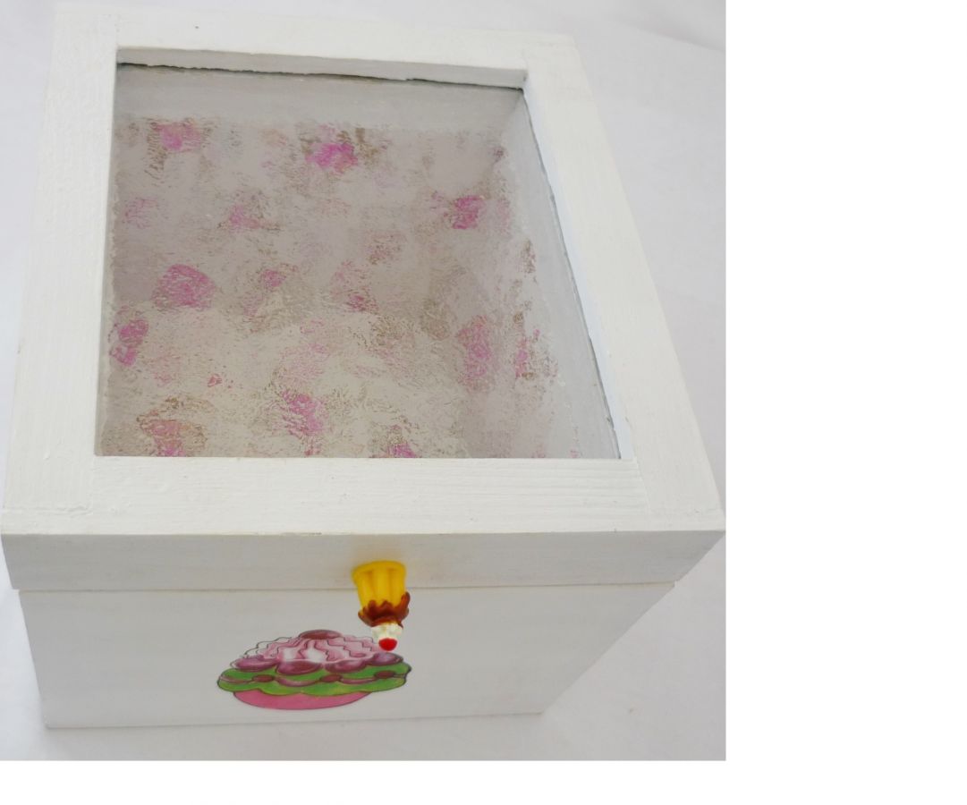 Pequena caixa de madeira maciça com decoração de cupcake branco