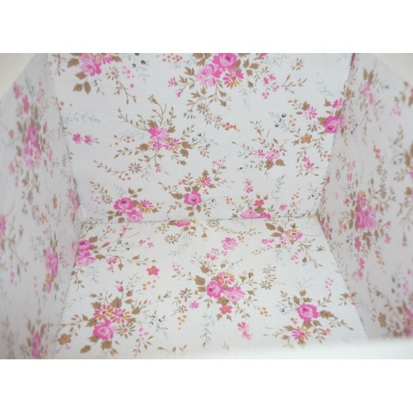 Pequena caixa de madeira maci&ccedil;a com decora&ccedil;&atilde;o de cupcake branco