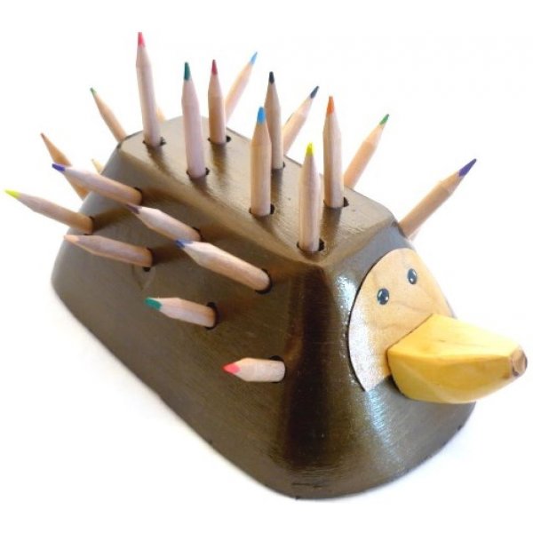 Modelo do conjunto Volta &agrave; Escola de Madeira: Porco-espinho (Copo para l&aacute;pis e Gancho de Casaco Montado na Parede)