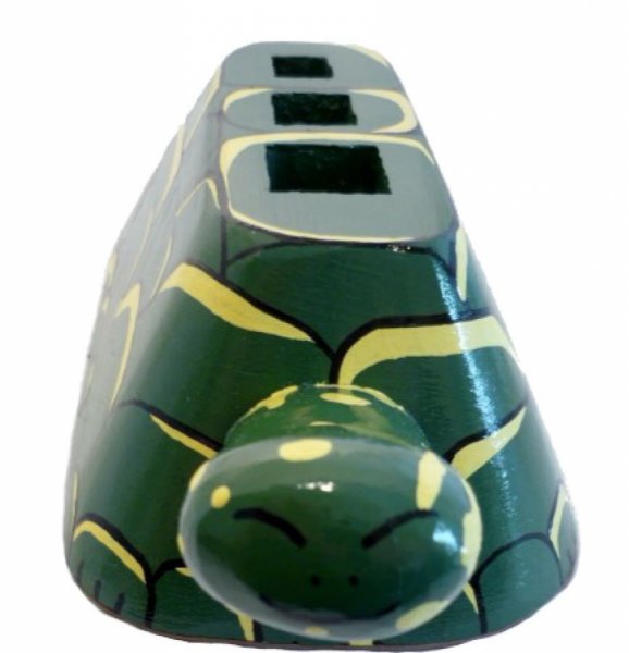 Voltar ao modelo de madeira do conjunto escolar: copo de l&aacute;pis de tartaruga e cabide de parede com uma cavilha