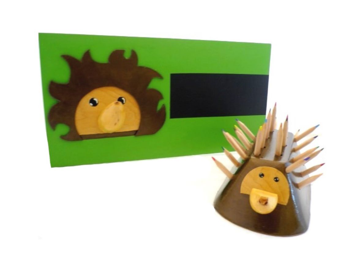 Modelo do conjunto Volta à Escola de Madeira: Porco-espinho (Copo para lápis e Gancho de Casaco Montado na Parede)