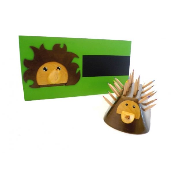 Modelo do conjunto Volta &agrave; Escola de Madeira: Porco-espinho (Copo para l&aacute;pis e Gancho de Casaco Montado na Parede)