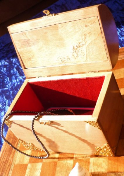 Peito curvo muito bonito em b&eacute;tula marmoreada, madeira maci&ccedil;a dos Piren&eacute;us 