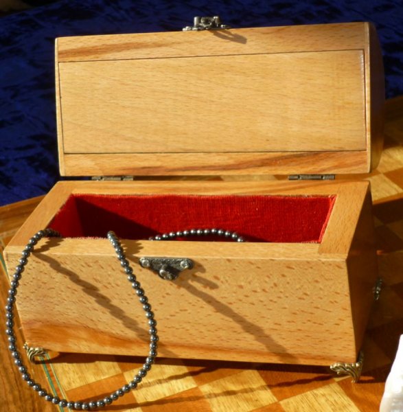 Peito em madeira maci&ccedil;a de faia curva de aspecto muito agrad&aacute;vel