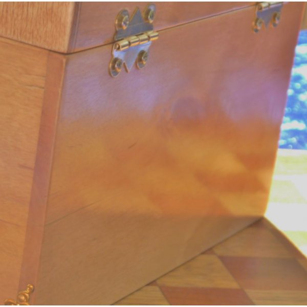 Peito curvo muito bonito em b&eacute;tula marmoreada, madeira maci&ccedil;a dos Piren&eacute;us 