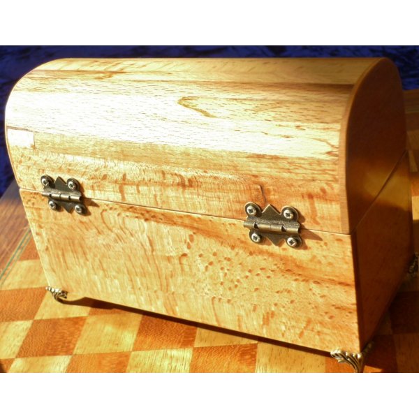 Peito em madeira maci&ccedil;a de faia curva de aspecto muito agrad&aacute;vel