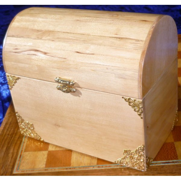 Peito curvo muito bonito em b&eacute;tula marmoreada, madeira maci&ccedil;a dos Piren&eacute;us 