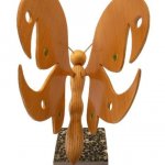 borboleta em faia, bordo e castanho sobre escultura em madeira de mármore italiano Terrazzo à base de escultura