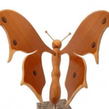 borboleta em sapiens, cerejeira e faia com um toque de ébano sobre uma escultura de madeira de mármore italiano Terrazzo à base de mármore
