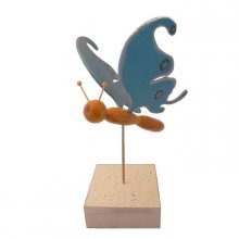 Borboleta azul eléctrica sobre uma escultura de madeira de suporte