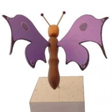 Borboleta roxa eléctrica sobre uma escultura de madeira de suporte