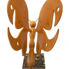 borboleta em faia, bordo e castanho sobre escultura em madeira de mármore italiano Terrazzo à base de escultura