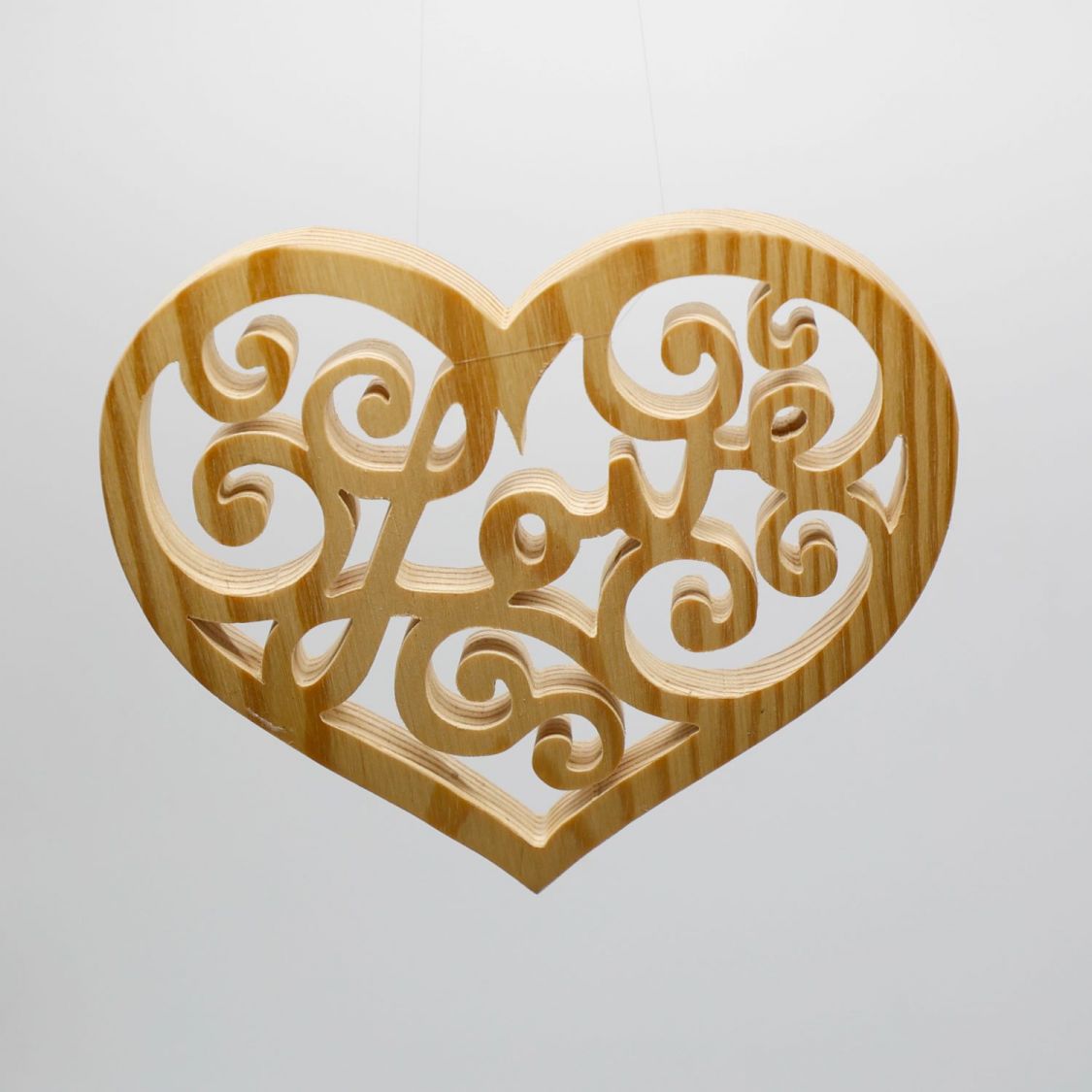 Coração de trabalho aberto com a palavra AMOR recortado