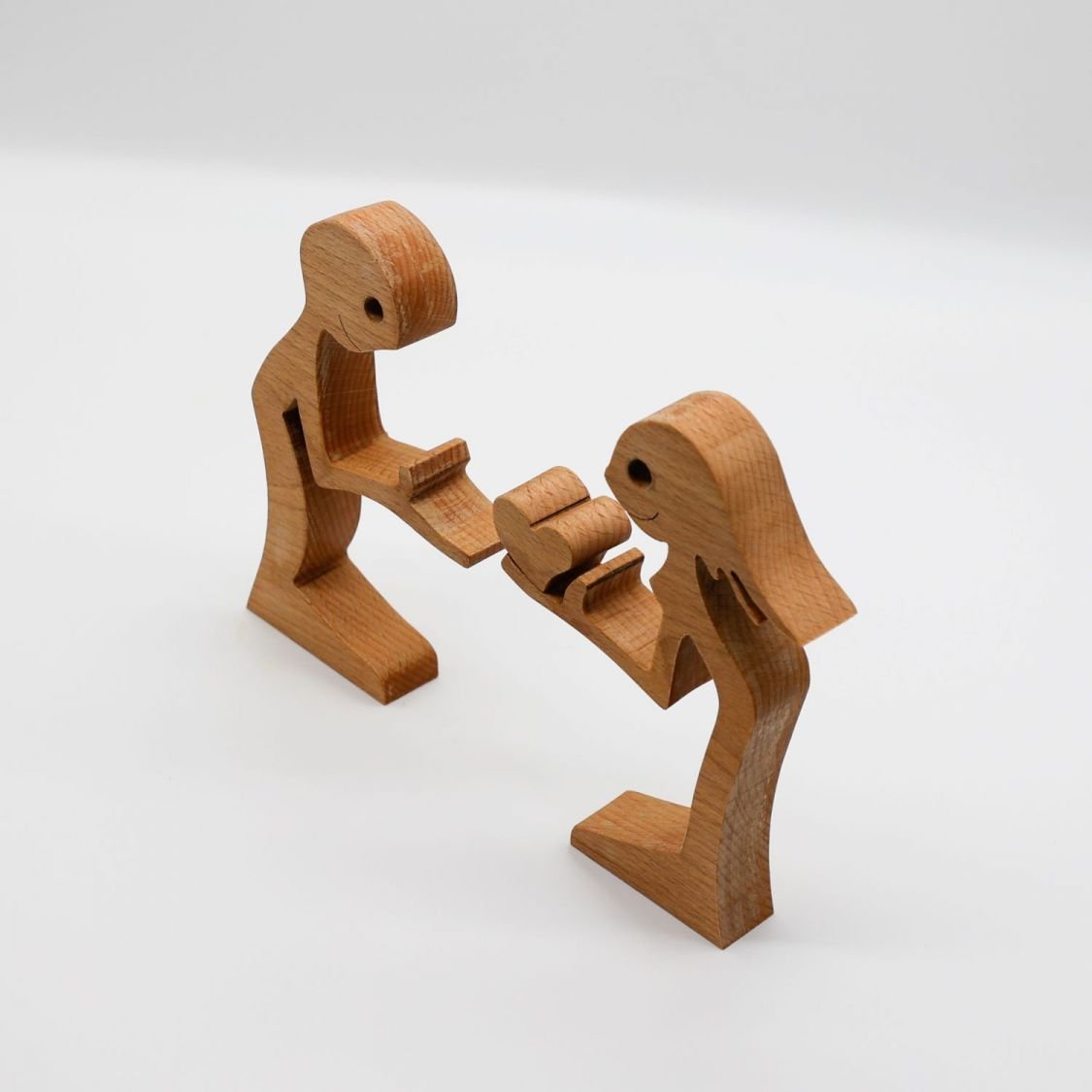 Casal que se oferece a si próprio um coração