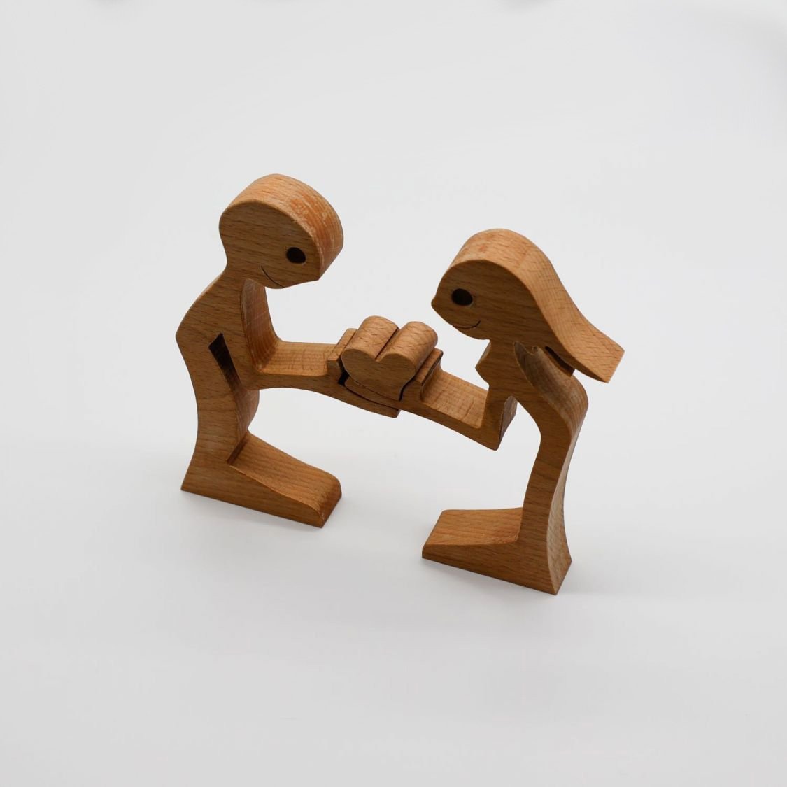 Casal que se oferece a si próprio um coração