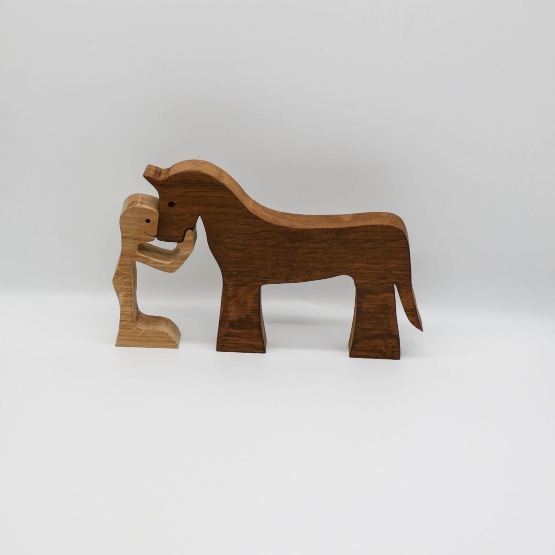 O homem e o seu cavalo estatueta de madeira