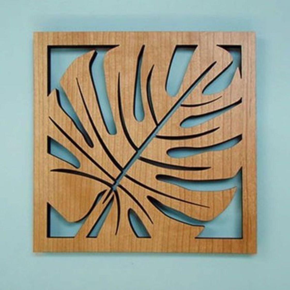 Sob a placa La Feuille d'Hévéa