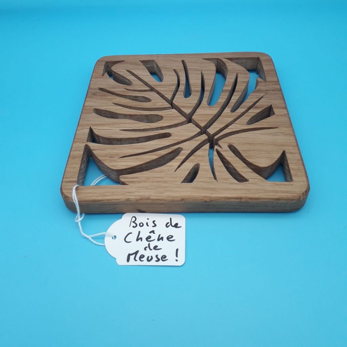 Sob a placa La Feuille d'Hévéa