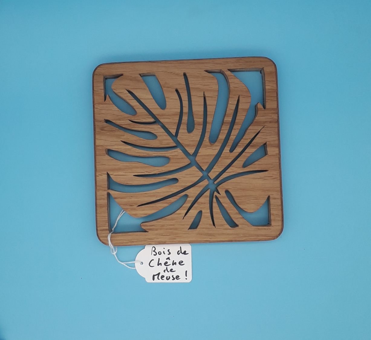 Sob a placa La Feuille d'Hévéa