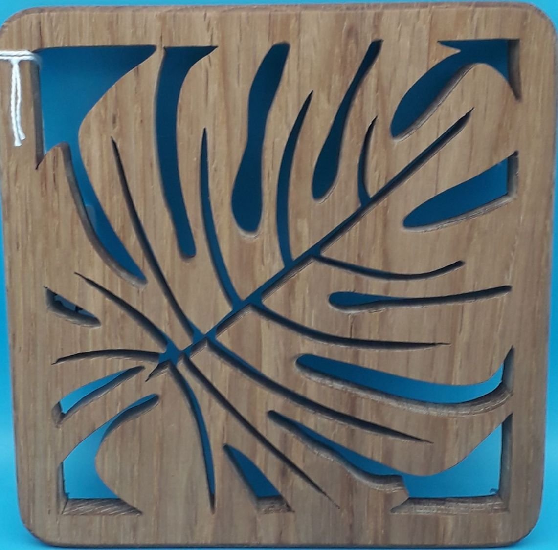 Sob a placa La Feuille d'Hévéa