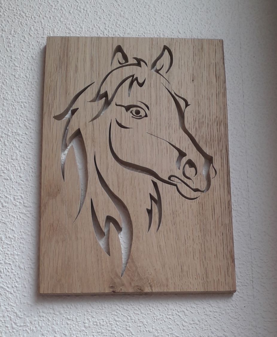 Cabeça de cavalo estilizada, recortada de um painel de carvalho