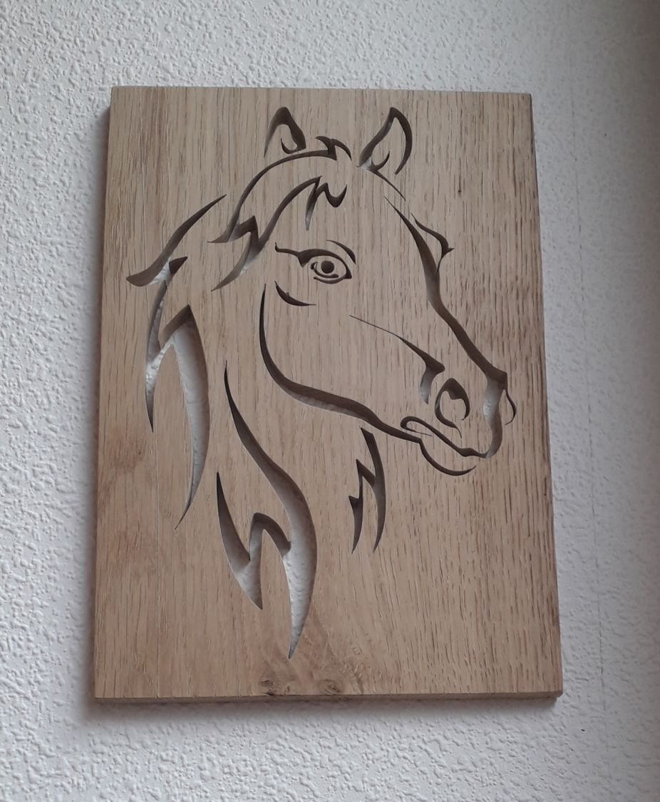Cabeça de cavalo estilizada, recortada de um painel de carvalho