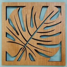 Sob a placa La Feuille d'Hévéa