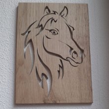 Cabeça de cavalo estilizada, recortada de um painel de carvalho