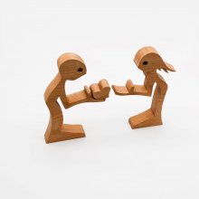 Casal que se oferece a si próprio um coração
