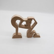 Beijos ternos para este casal de madeira