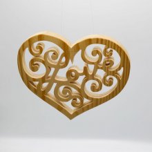 Coração de trabalho aberto com a palavra AMOR recortado