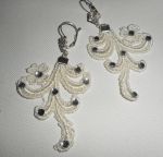Brincos com cristal Swarovski e renda de arabesco