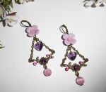 Brincos de flores roxas com borlas de coração e pérolas cor-de-rosa
