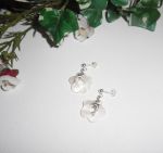 Brincos com flores de madrepérola e golfinhos em tachas de prata de 925 libras esterlinas