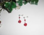Brincos com rosa de gorgonha esculpida e pérolas em 925 tachas de prata