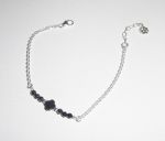 Pulseira de flores e pedras hematita sobre corrente de prata 925