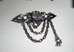 Broche de gato de resina preta com cristais de strass e corrente preta