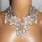 Colar de bordado com flores de marfim e pérolas de vidro